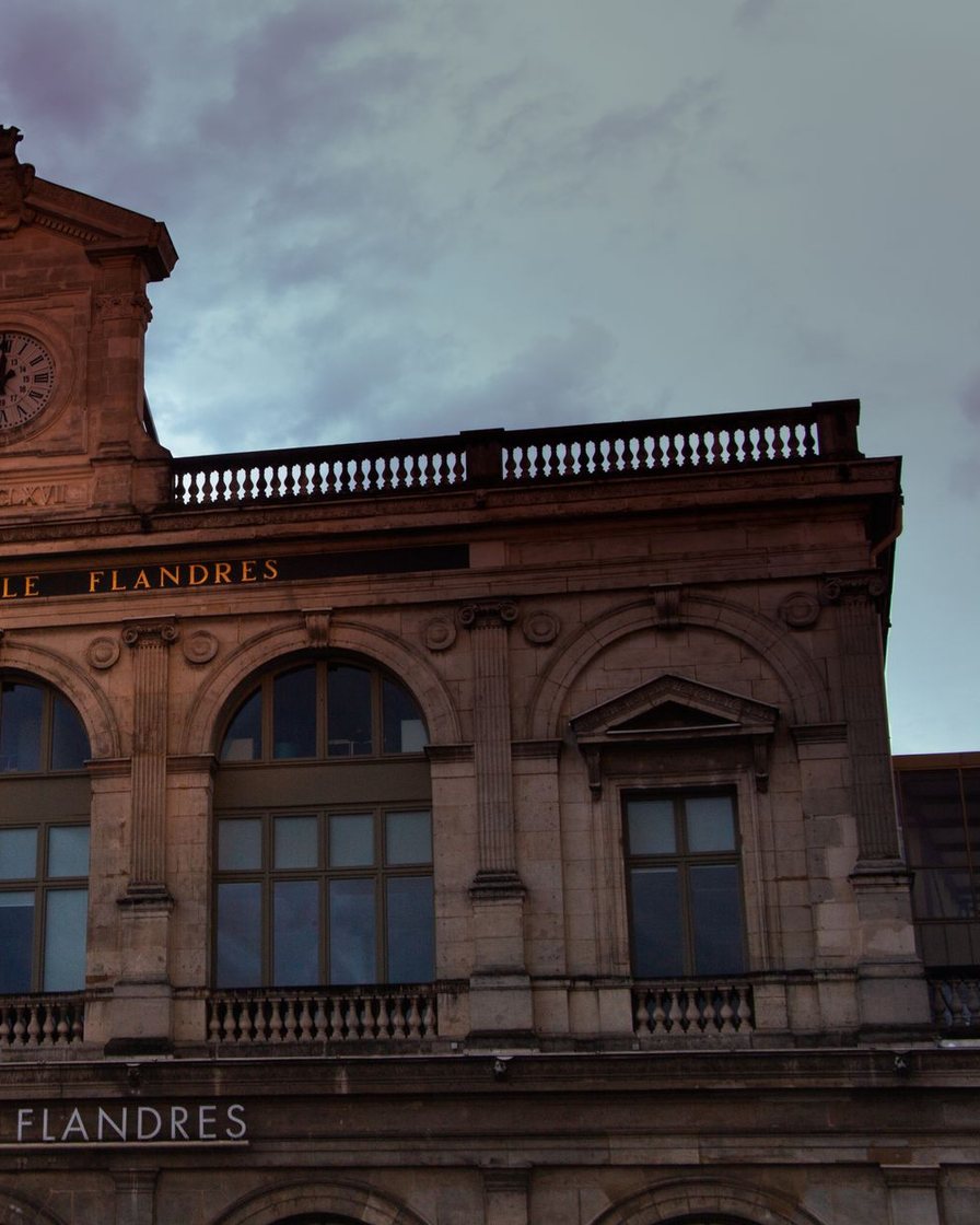 Façade d'une gare ferroviaire du XIXe siècle avec sa grande verrière en arc