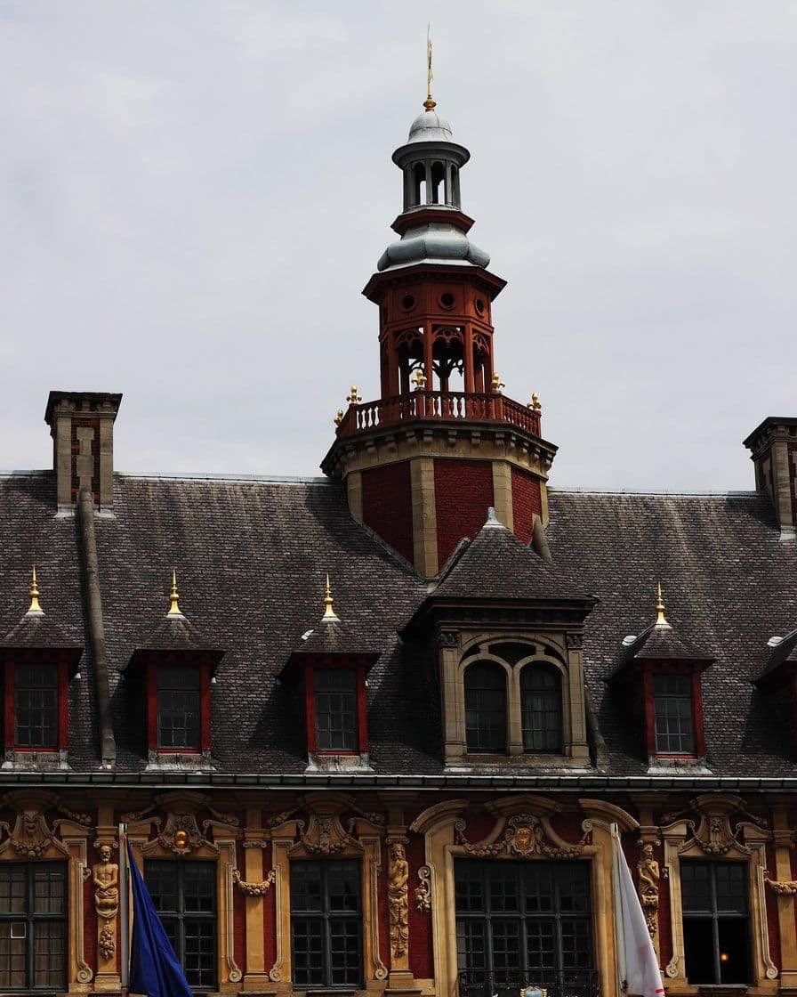 Inner courtyard of the Vieille Bourse in Lille, baroque arcades and second-hand booksellers' stalls under the galleries, chess players